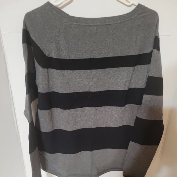 GAP Lightweight Women's V-Neck Sweater black and Grey stripped - Picture 5 of 5